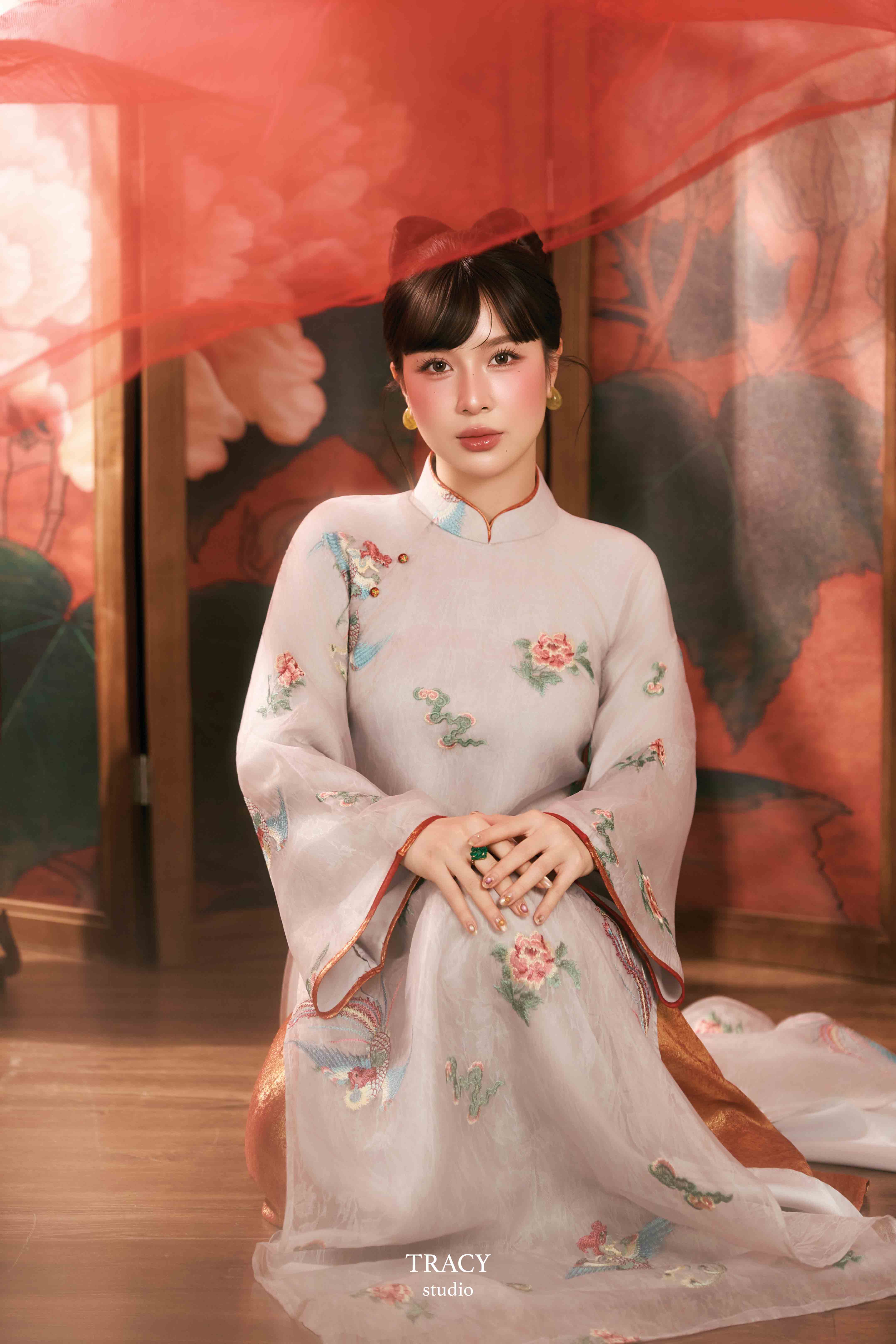 frontend/img/gallery/anh-tet-yem-ao-dai/tracy-studio-chup-concept-ao-dai-trinh-pham (9).jpg